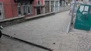 Стълб падна в центъра на Велико Търново, дете се размина на косъм
