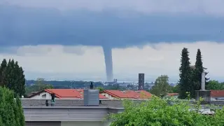 Вихър над водата: Рядък смерч се завъртя над езерото Констанц