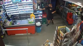 Наглост за секунди: Млад мъж задигна телефон пред камера във Варна