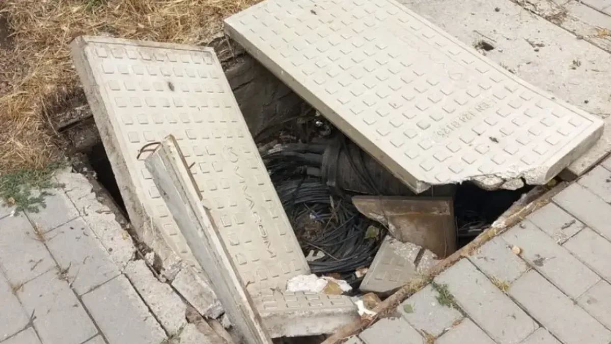 Счупени капаци на шахта на тротоар в столичния „Изток“ стоят необезопасени вече седмица
