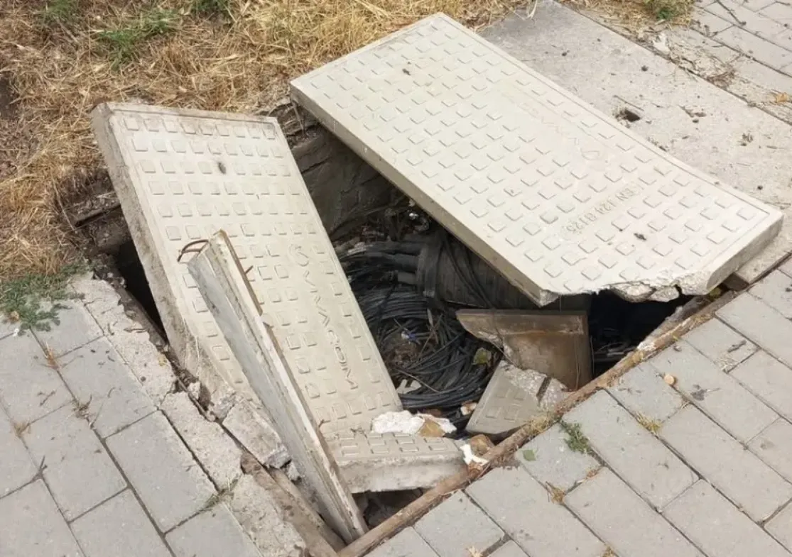 Счупени капаци на шахта на тротоар в столичния „Изток“ стоят необезопасени вече седмица