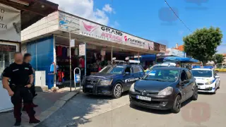 Полиция и жандармерия блокираха входа на Поморие, изведоха мъже с белезници от автомобил