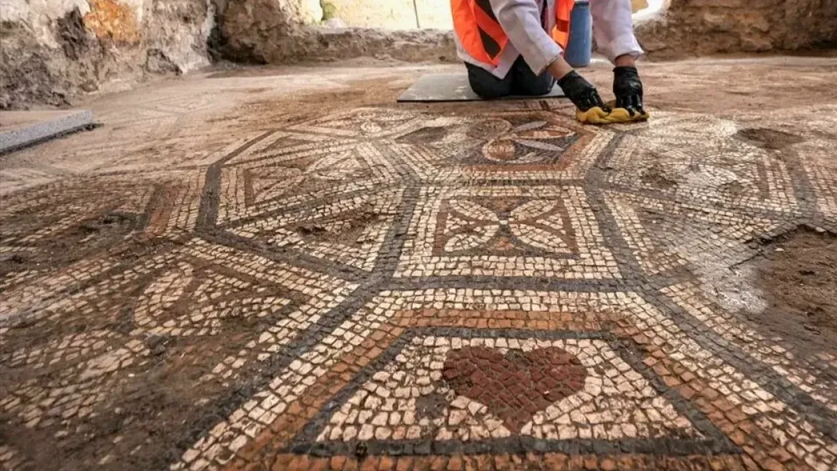 Археолози откриха 1500-годишна мозайка в древния град Смирна в Измир