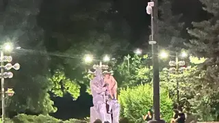 Тийнейджъри се качиха на паметник в Благоевград, за да се снимат