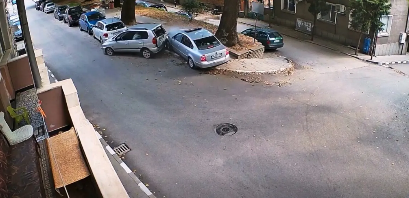 Младеж с висока скорост помете паркирани коли в Асеновград