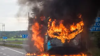 Автобус се запали на АМ „Тракия“ преди тунела „Траянови врата“, десетки пътници останаха блокирани
