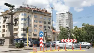 Шофьори заобикалят новите разделителни колчета на „Орлов мост“ в София