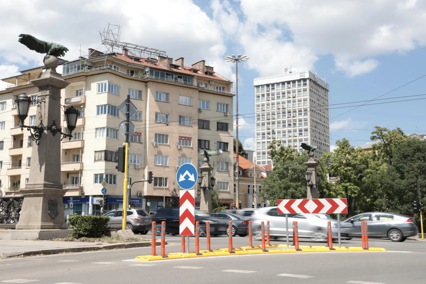 Шофьори заобикалят новите разделителни колчета на „Орлов мост“ в София