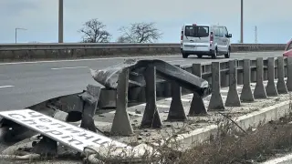 Опасно бездействие на столичното Околовръстно: мантинела стои вързана с тел вече две години