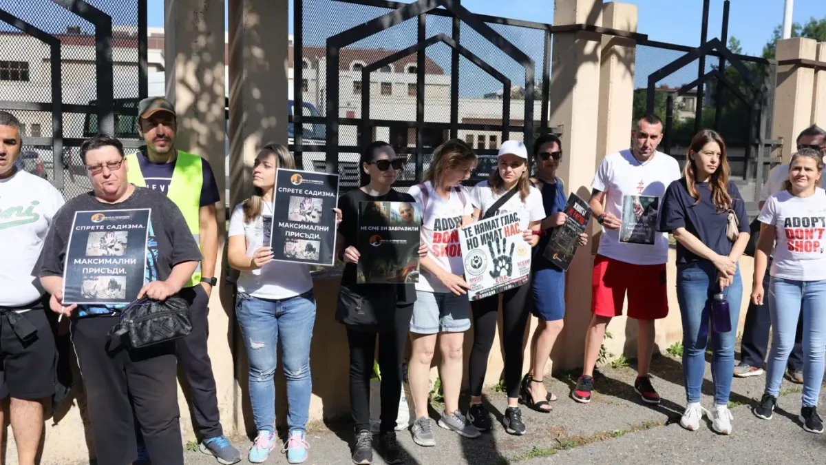 Любители на животни се вдигнаха на протест пред съда в София заради Габриела Сашова и Красимир Георгиев