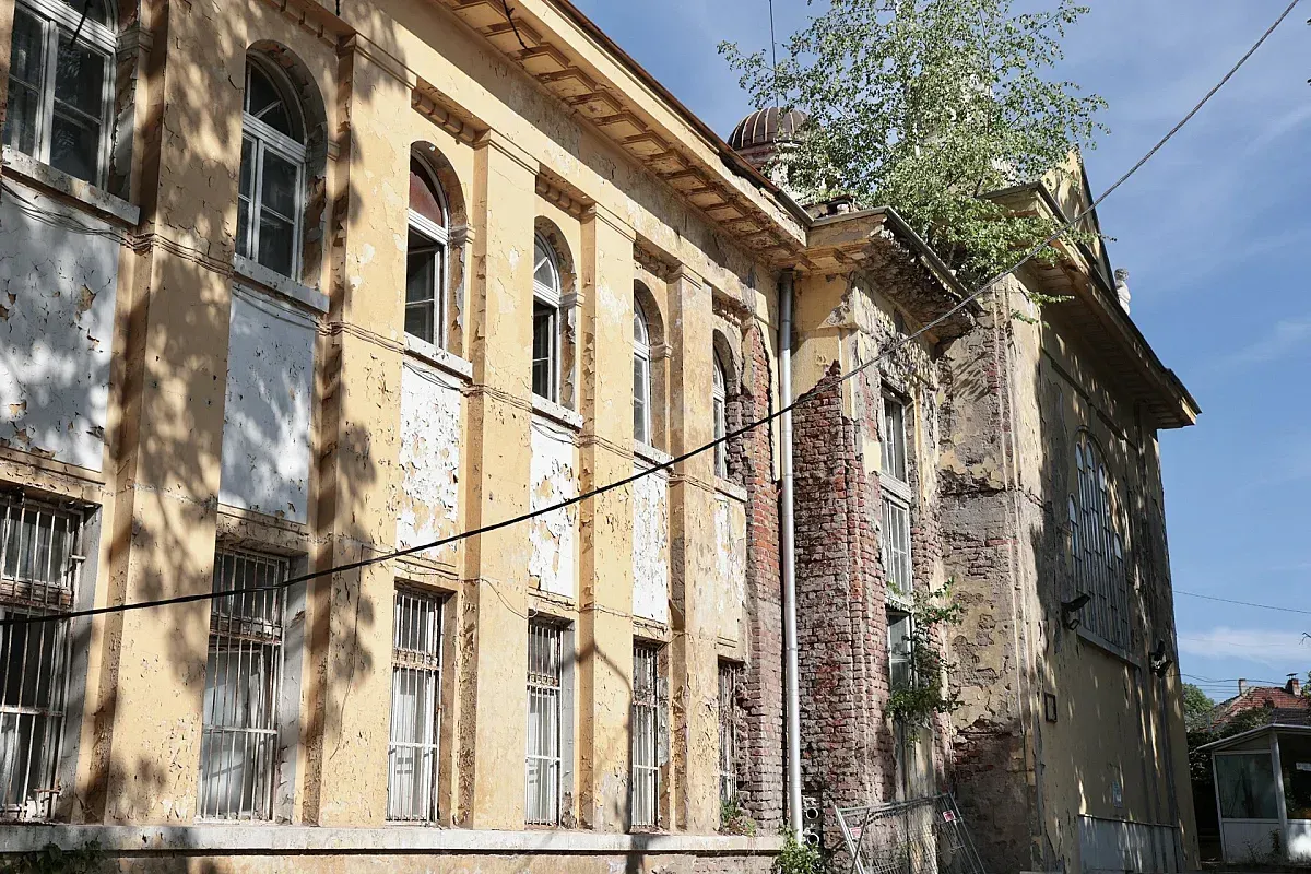 Стогодишната минерална баня в Горна баня се руши от изоставяне