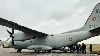 Военен самолет пренесе дете за лечение в Германия