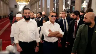 Макрон пристигна в Дамаск с тъмни очила, каквито носи и Том Круз в „Топ Гън“