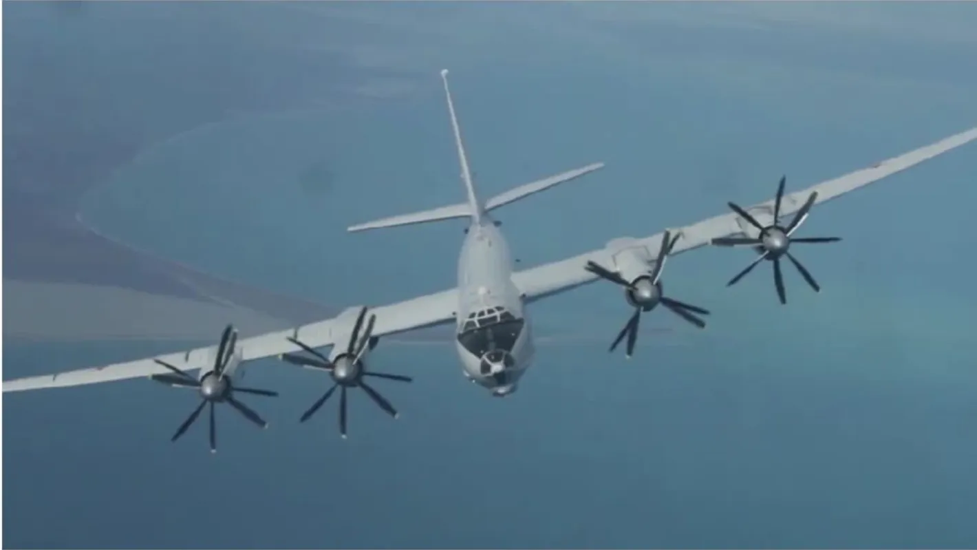 Руски противолодъчен самолет Ту-142 премина близо до британския самолетоносач HMS Prince of Wales