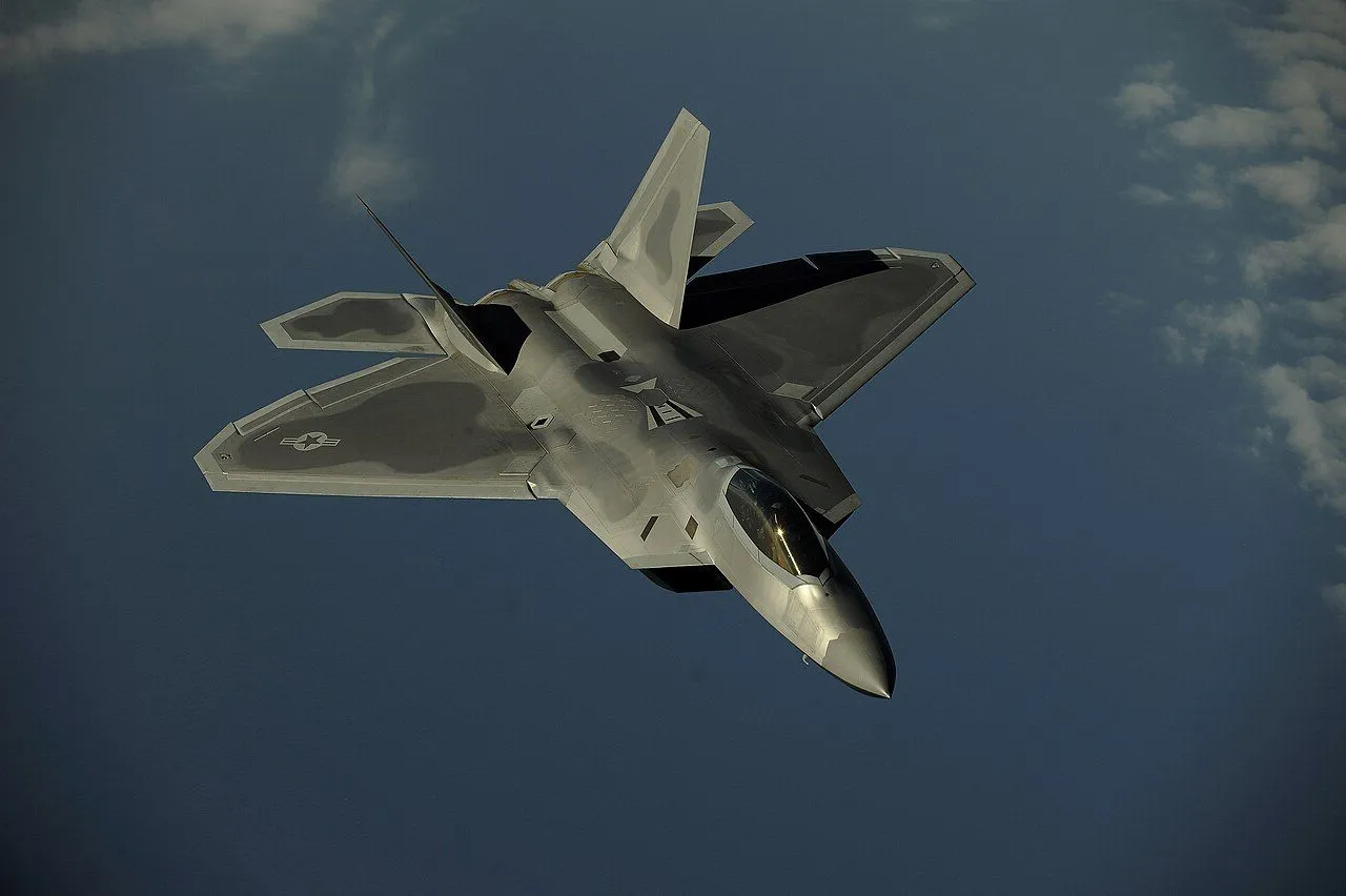МиГ-35 срещу F-22 Раптор: The National Interest посочва американския изтребител като по-напреднал в технологиите за невидимост