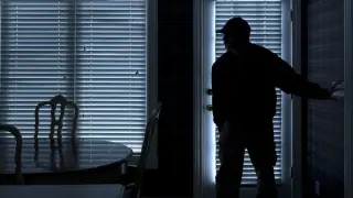 Рецидивист обра къща в Белащица: Задигна боен пистолет, злато и валута, докато собственикът е в чужбина