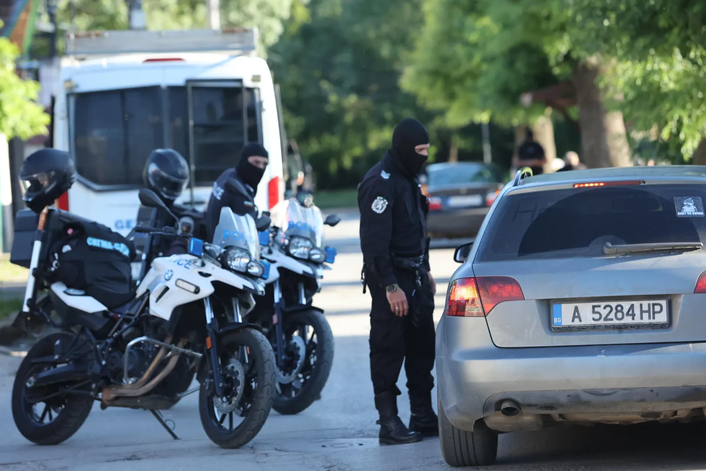 Покер маса, чипове и над 10 000 евро: разбиха нелегално казино в Бургас