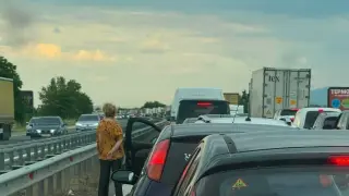 Пътят по „Тракия“ е отворен отново, но задръстването към Бургас не помръдва