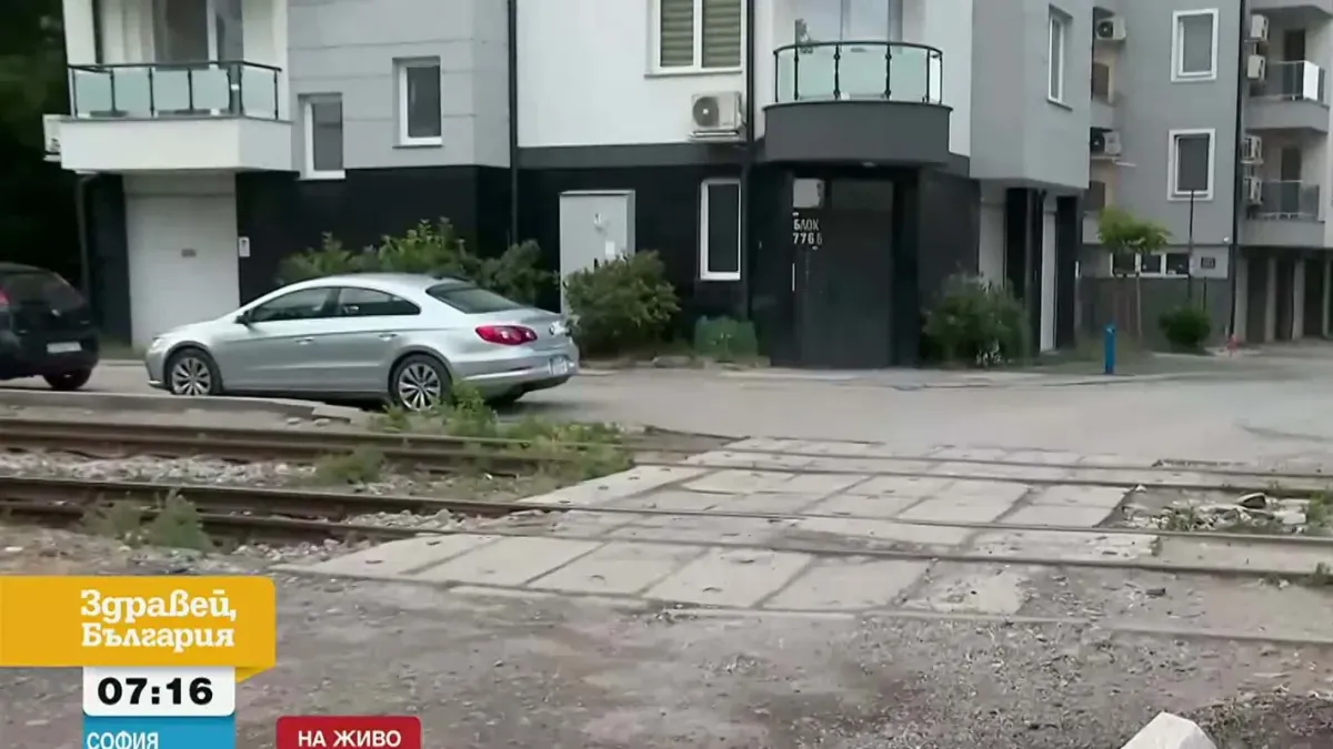 "Не ни се чака, взехме нещата в свои ръце": Жители на "Люлин" сами насипаха улица с чакъл