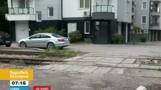 "Не ни се чака, взехме нещата в свои ръце": Жители на "Люлин" сами насипаха улица с чакъл
