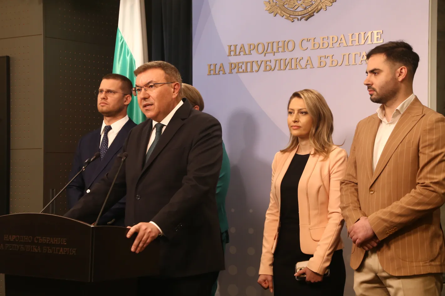 ГЕРБ с нов законопроект: Децата под 16 години може да останат без достъп до социални мрежи