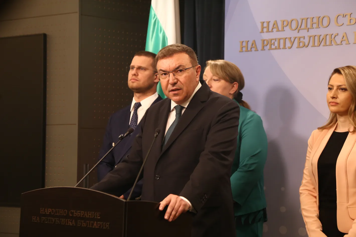 ГЕРБ с нов законопроект: Децата под 16 години може да останат без достъп до социални мрежи