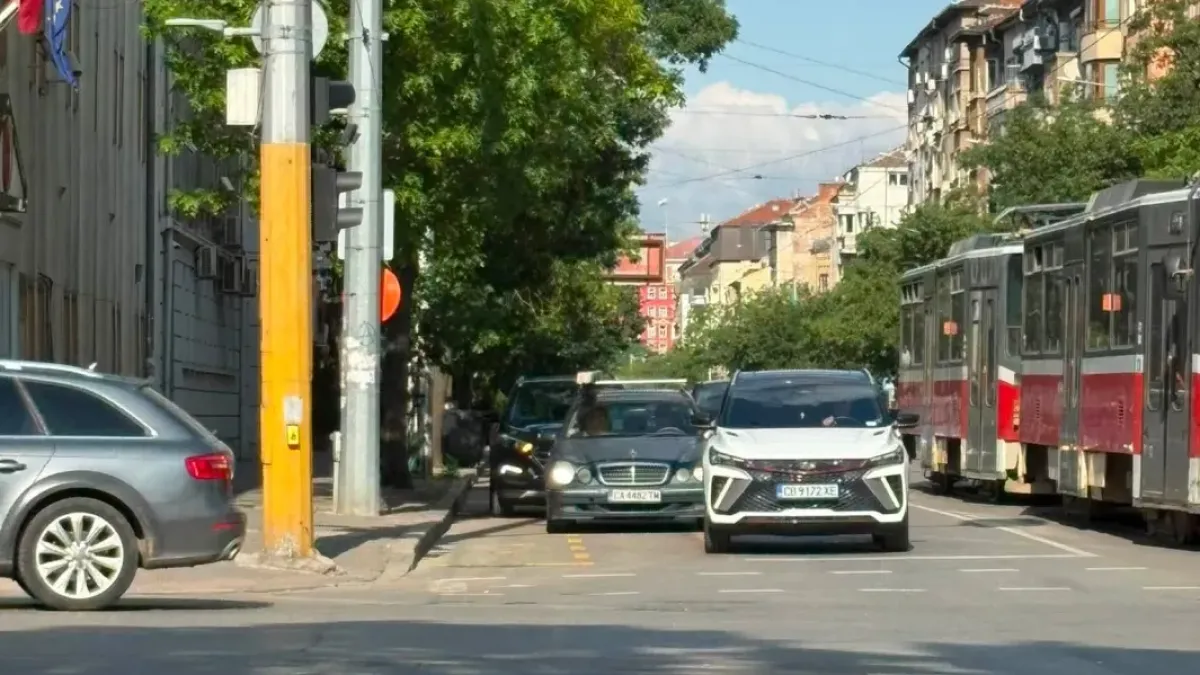 Шофьори блокират велоалеята на "Дондуков" в центъра на София