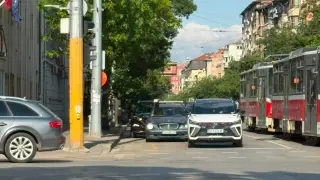 Шофьори блокират велоалеята на "Дондуков" в центъра на София