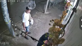 Вандалщина посред нощ възмути "Оборище": Камера засне младежи пред търговски обект