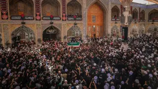 Нападнаха президента и външния министър на Иран по време на траурната процесия за Али Хаменей