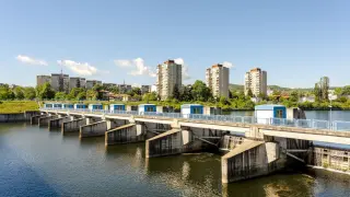 Кърджали: Мъж лежи на одеяло сред отпадъци до автогарата