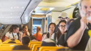 Аварийното кацане на самолета на Ryanair: Жена спасила мъжа си, държала го за краката 5 минути