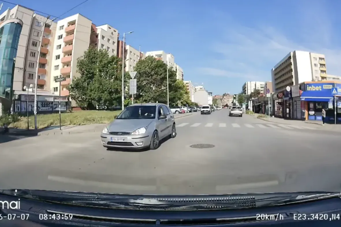 Едно кръстовище в „Студентски град“, на което знаците са „за украса“