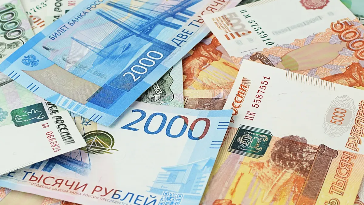 Вложители в Русия изтеглиха рекордни 550 милиарда рубли от банките през май