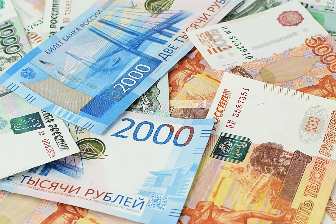Вложители в Русия изтеглиха рекордни 550 милиарда рубли от банките през май