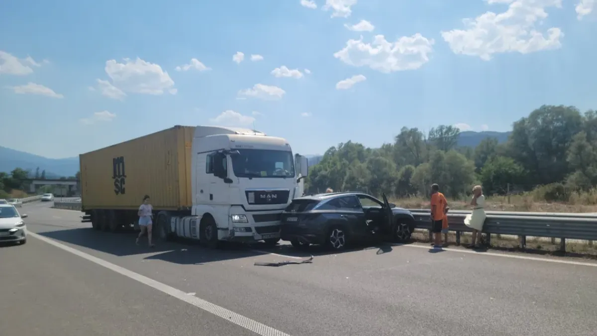 Пиян софиянец се заби в ТИР край Симитли, блокира трафика за Гърция