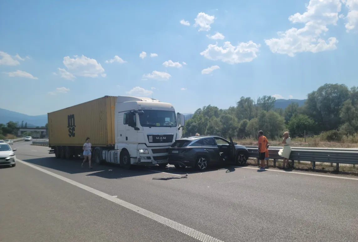 Пиян софиянец се заби в ТИР край Симитли, блокира трафика за Гърция