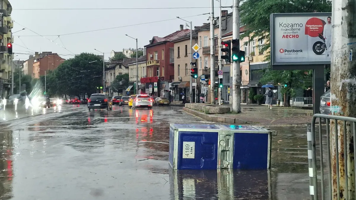 Гръмотевични бури и дъжд удрят по-голямата част от страната в неделя