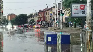 Гръмотевични бури и дъжд удрят по-голямата част от страната в неделя