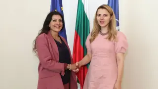 Министър Петрова разкритикувана в мрежата заради смачкана рокля