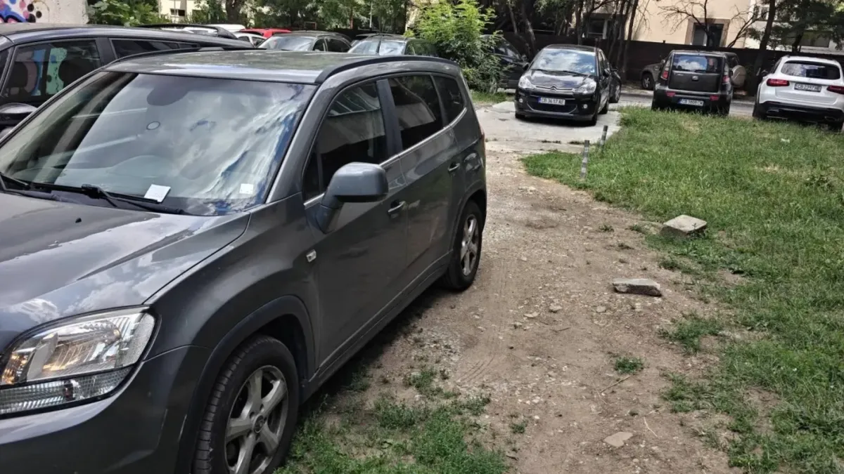 Бележка на автомобил в столичния квартал „Стрелбище“ предизвика спор за паркирането в социалните мрежи