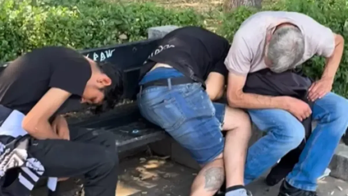 Жена засне трима мъже в необичайна поза на пейка в Пловдив