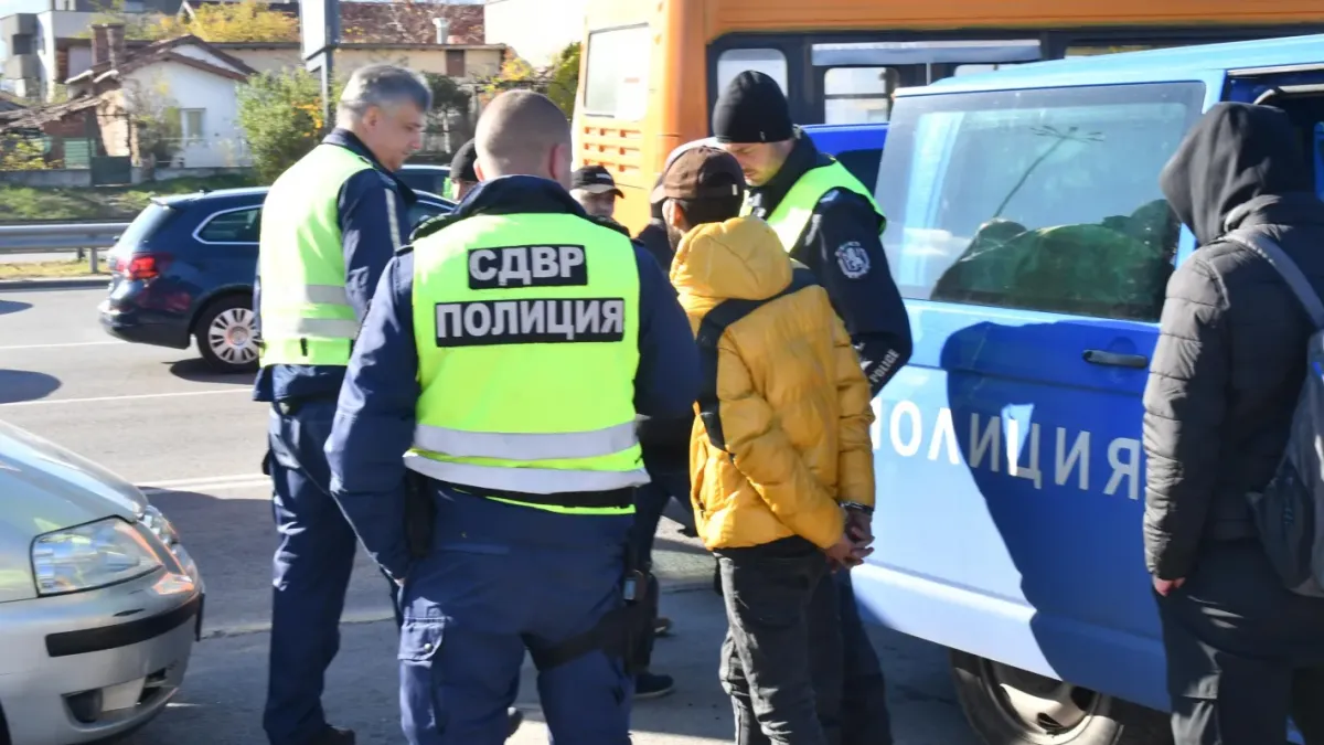 Агресивен пътник нападна полицайка и рани ръката ѝ по време на нощна проверка в Стара Загора