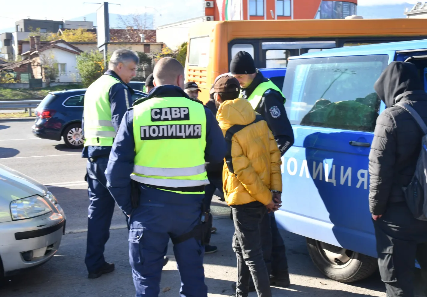 Агресивен пътник нападна полицайка и рани ръката ѝ по време на нощна проверка в Стара Загора
