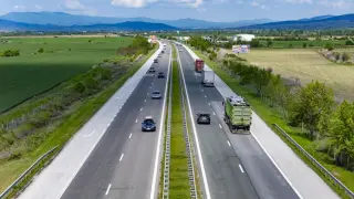 Тежка катастрофа на АМ „Тракия“ край Ямбол: Автомобил се озова по таван в нива