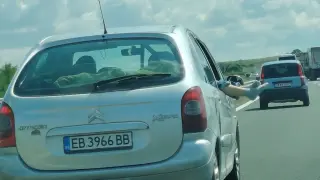 Кадри показват дете с крака извън прозорец на кола, движеща се по АМ „Тракия“ със 130 км/ч