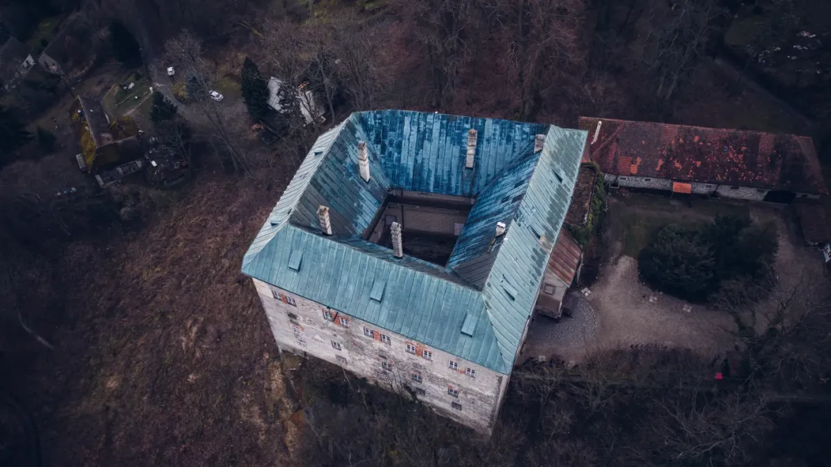 Замъкът Хоуска в Чехия още пази легендата за демонични същества, които излизат от Портал към Ада и се хранят със селяните