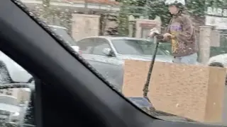 Жена пренесе гардероб с електрическа тротинетка в Несебър