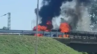 Автомобил изгоря в пламъци на пътя край Лом