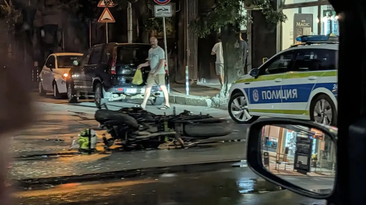 Моторист е блъснат в центъра на София, виновният шофьор избяга Снимки